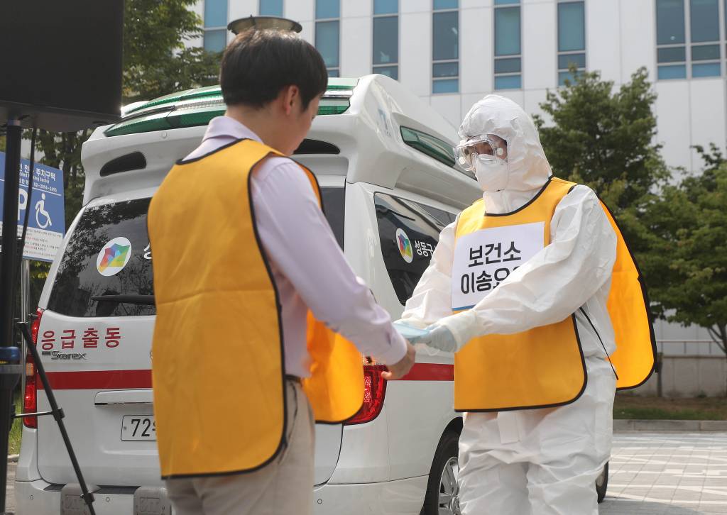 【서울=뉴시스】김선웅 기자 = 지난해 9월 27일 오후 서울 중랑구 신내동 서울의료원에서 열린 2019년 서울특별시 메르스 발생 대응 현장훈련에서 보건소 이송요원이 의심환자를 이송하는 상황을 가정한 훈련이 진행되고 있다. 2019.09.27.   mangusta@newsis.com
