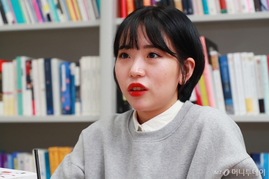 휴머노이드를 통해 다시 인간의 소통을 얘기해보고 싶었다는 '제4회 한국과학문학상' 장편 부문 대상을 받은 천선란 작가. /사진=이동훈 기자