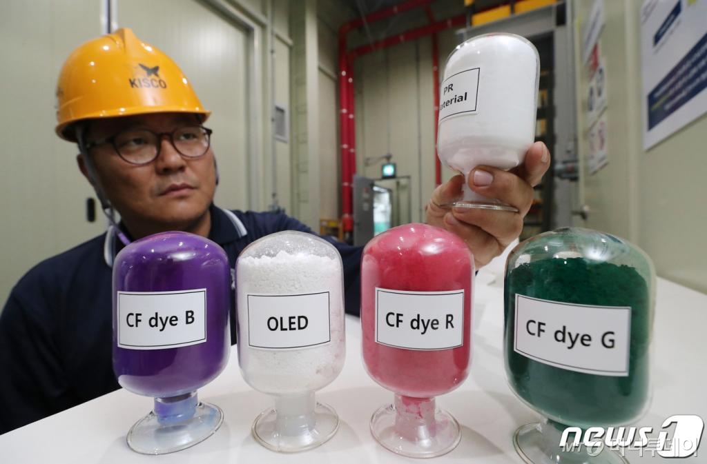 26일 오전 포토레지스트(감광제) 관련 제품 생산업체인 인천시 서구 경인양행에서 직원이 생산 제품을 소개하고 있다. 2019.7.26/사진=뉴스1