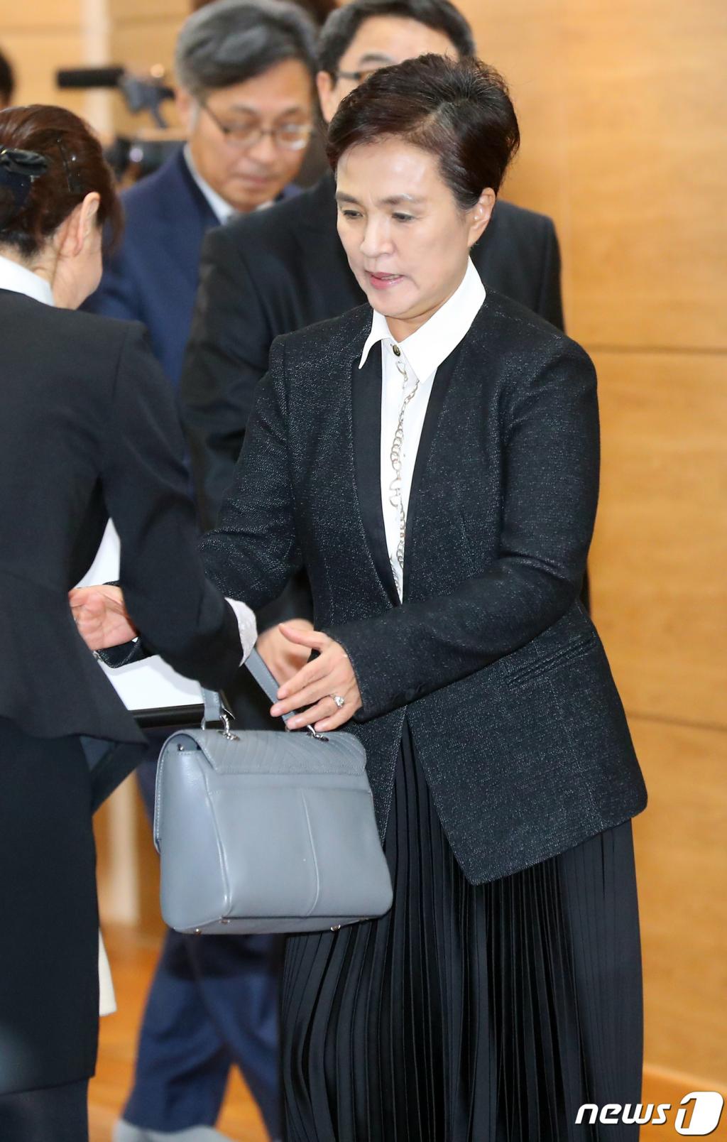 [서울=뉴시스]전신 기자 = 구광모 LG 회장이 21일 서울 송파구 아산병원 장례식장에 마련된 고 신격호 롯데그룹 명예회장 빈소 조문을 마친 후 나서고 있다. 2020.01.21.  photo@newsis.com