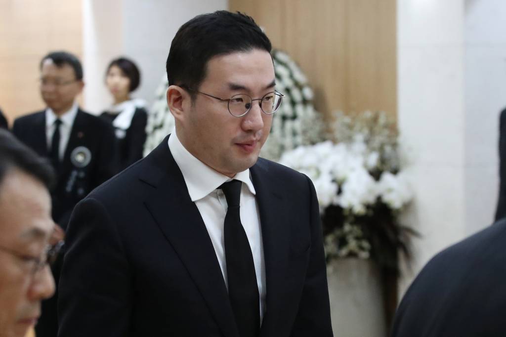 (서울=뉴스1) 구윤성 기자 = 이명희 신세계 회장과 정용진 부회장이 21일 서울 송파구 아산병원 장례식장에 마련된 고 신격호 롯데그룹 명예회장의 빈소에 들어서고 있다. 2020.1.21/뉴스1