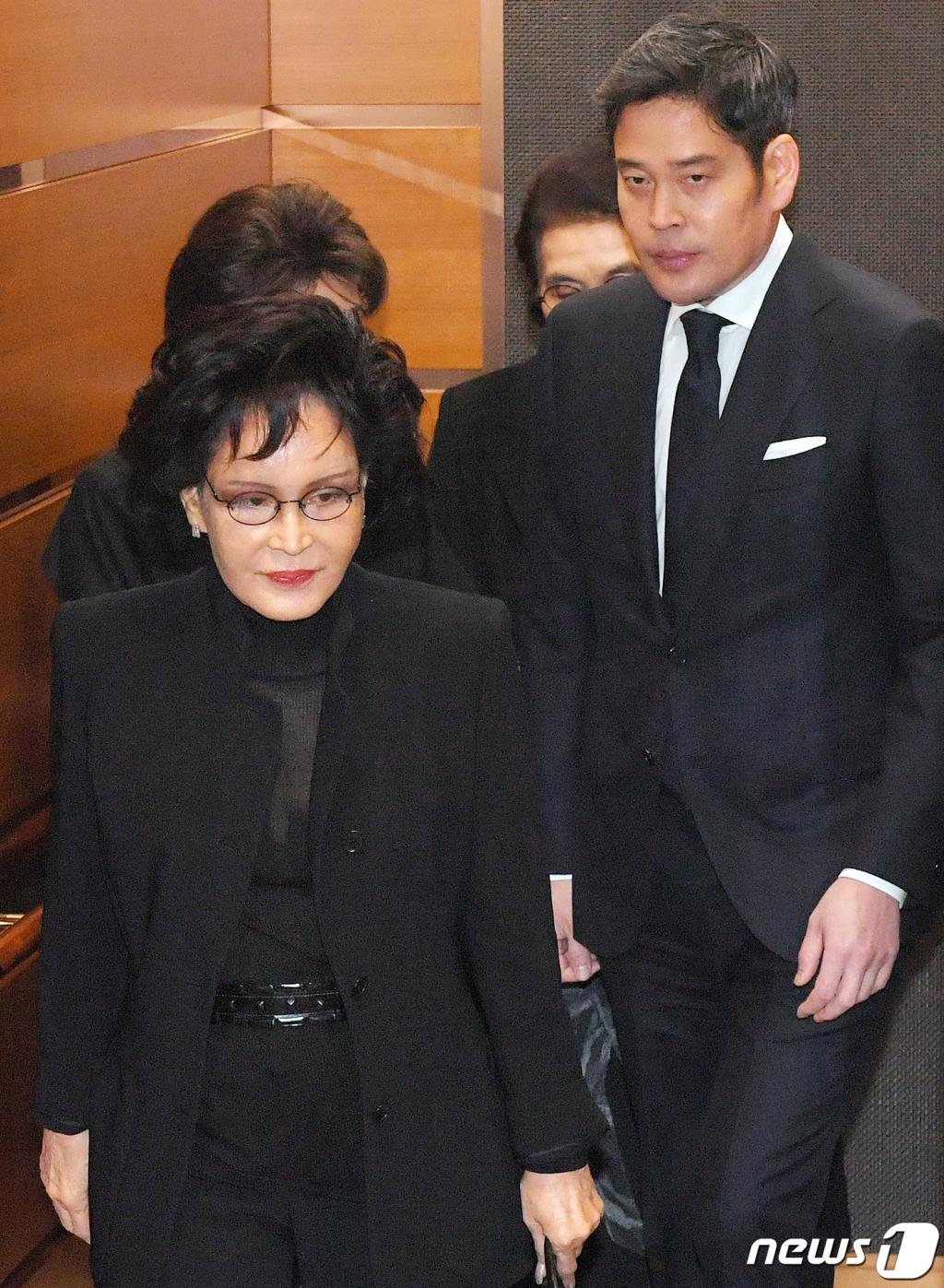 (서울=뉴스1) 구윤성 기자 = 강금실 전 법무부 장관이 21일 오전 서울 송파구 서울아산병원 장례식장에 마련된 고 신격호 롯데그룹 명예회장 빈소를 찾아 조문한 뒤 장례식장을 나서고 있다. 2020.1.21/뉴스1  <저작권자 © 뉴스1코리아, 무단전재 및 재배포 금지>