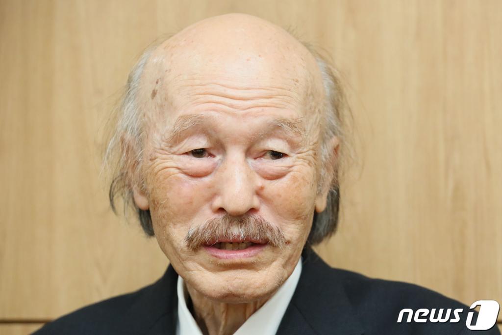 쇼 오쿠노 오쿠노디자인연구소 회장이 21일 서울 송파구 서울아산병원 장례식장에 마련된 고 신격호 롯데그룹 명예회장 빈소에서 조문을 마친 뒤 고인의 업적 등에 대해 설명하고 있다. 2020.1.21