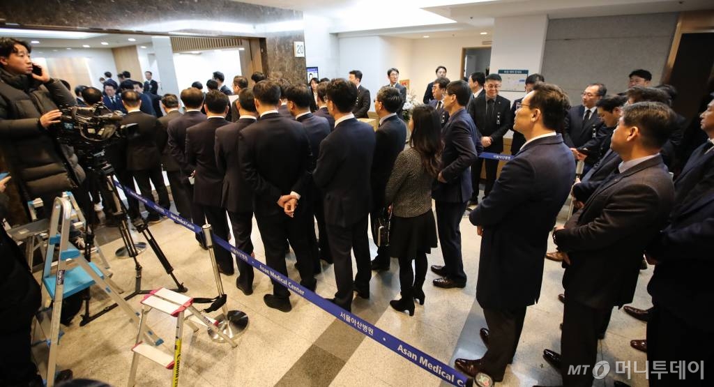 20일 서울 송파구 아산병원 장례식장에 마련된 故 신격호 롯데그룹 명예회장의 빈소에 전현직 임원 등 조문객들의 발길이 이어지고 있다. / 사진=김휘선 기자 hwijpg@