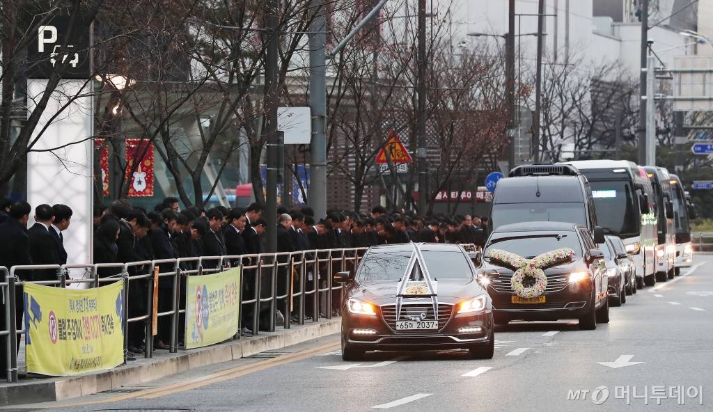 故 신격호 롯데그룹 명예회장의 영결식이 열린 22일 오전 서울 송파구 잠실 롯데월드타워 주위를 돌고 있는 운구행렬을 임직원들이 지켜보고 있다. / 사진=김창현 기자 chmt@