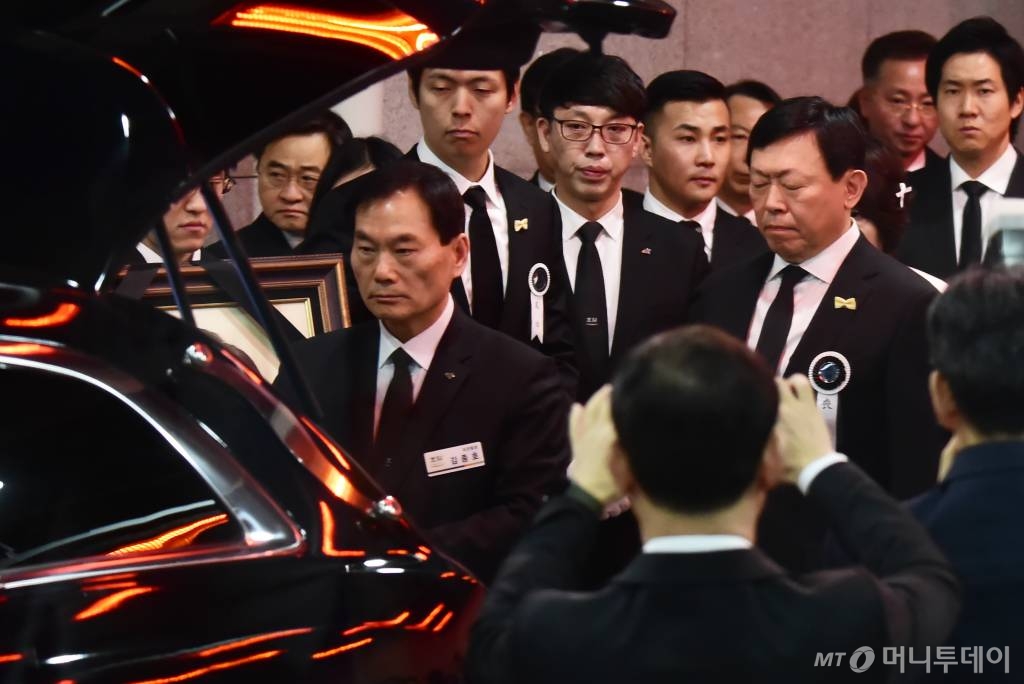 지난 19일 오후 향년 99세를 일기로 별세한 롯데그룹 창업주 故 신격호 명예회장 발인식이 22일 서울 송파구 풍납동 서울아산병원 장례식장에서 엄수된 가운데 유가족을 포함한, 장례위원,재계 인사들이 고인의 위패와 영정을 모시고 있다.

故 신 명예회장 발인 직후 서울 롯데월드몰에서 영결식을 치룬 뒤 고향인 울산 울주군 선영에 안치될 예정이다. / 사진=머니S 임한별 기자