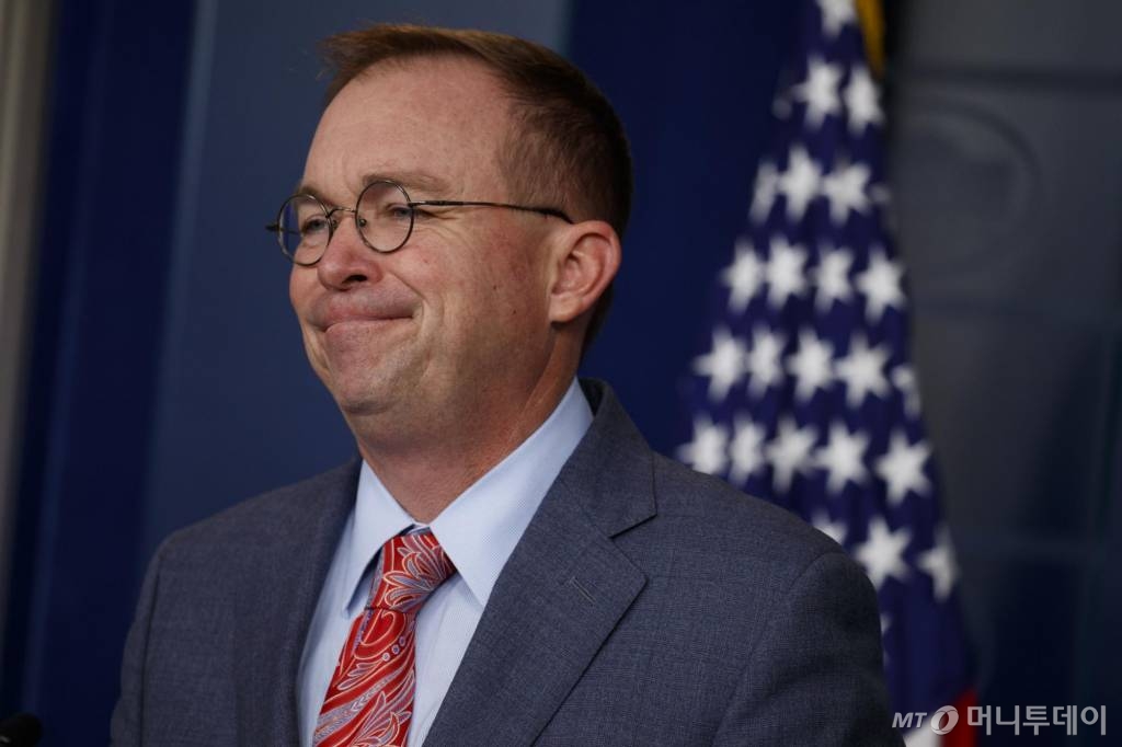 【워싱턴=AP/뉴시스】믹 멀베이니 백악관 비서실장 대행이 17일(현지시간) 기자들을 상대로 발언하고 있다. 멀베이니 대행은 이날 "민주당 전국위원회(DNC) 서버 때문에 우크라이나 원조를 보류했다"는 취지로 발언, 사실상 군사원조 보류에 정치적 이유가 있었다는 점을 시인해 논란에 불을 지폈다. 2019.10.18.