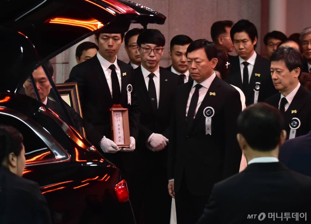 지난 19일 오후 향년 99세를 일기로 별세한 롯데그룹 창업주 故 신격호 명예회장 발인식이 22일 서울 송파구 풍납동 서울아산병원 장례식장에서 엄수된 가운데 유가족을 포함한, 장례위원,재계 인사들이 고인의 위패와 영정을 모시고 있다.<br><br>故 신 명예회장 발인 직후 서울 롯데월드몰에서 영결식을 치룬 뒤 고향인 울산 울주군 선영에 안치될 예정이다. / 사진=머니S 임한별 기자