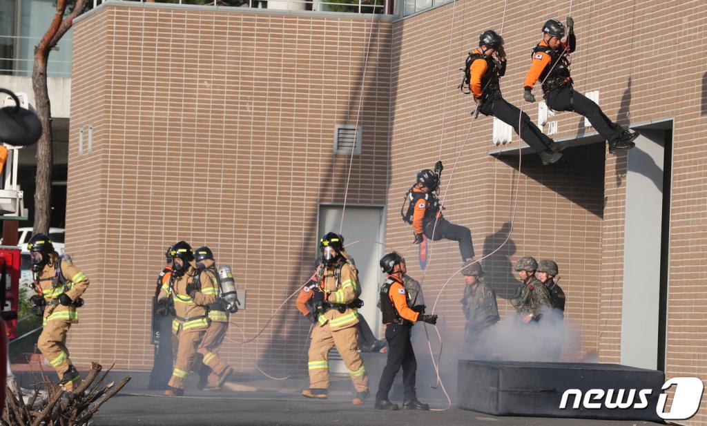 2019 재난대응 안전한국훈련이 실시된 31일 오후 대전 동구 대전대학교 산학협력관에서 소방대원들이 가스폭발과 건물 붕괴로 인한 재난 발생 상황을 가정해 인명구조 훈련을 하고 있다. 2019.10.31/사진=뉴스1