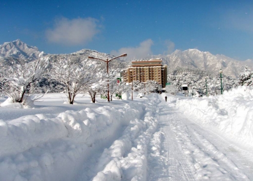 (서울=뉴스1) = 이달 20일 예정된 이산가족 상봉 행사가 열릴 북한 금강산 관광객 휴게시설인 온정각 앞길이 제설 되어 있다. 정부는 12일 "어제 긴급 제설작업으로 우리측 출입사무소부터 금강산까지 왕복 2차로 중 1차선을 확보했다"며 "(상봉) 행사에는 문제가 없을 것"이라고 밝혔다. (통일부 제공) / 사진=뉴스1