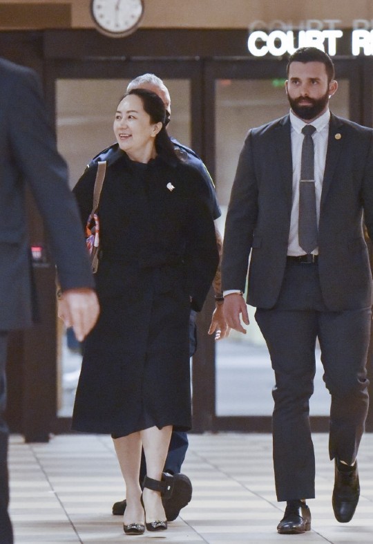 멍완저우 화웨이 부회장이 21일(현지시간) 캐나다 밴쿠버 법원에서 열린 자신에 대한 미국으로의 신병 인도 재판에 참석하기 위해 입장하고 있다. /사진=AFP