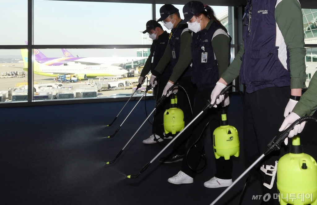 21일 오전 인천국제공항 입국장에서 시설환경팀 관계자들이 호흡기 전염병 예방을 위한 방역 작업을 하고 있다. /사진=이기범 기자
