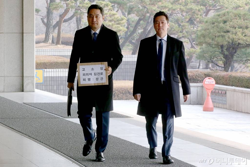 강용석 변호사(왼쪽), 김세의 전 mbc 기자가 지난달 9일 오전 가수 김건모의 성폭행 의혹 관련 고소장을 제출하기 위해 서울 서초구 서울중앙지방검찰청에 들어서고 있다. / 사진=강민석 기자 msphoto94@