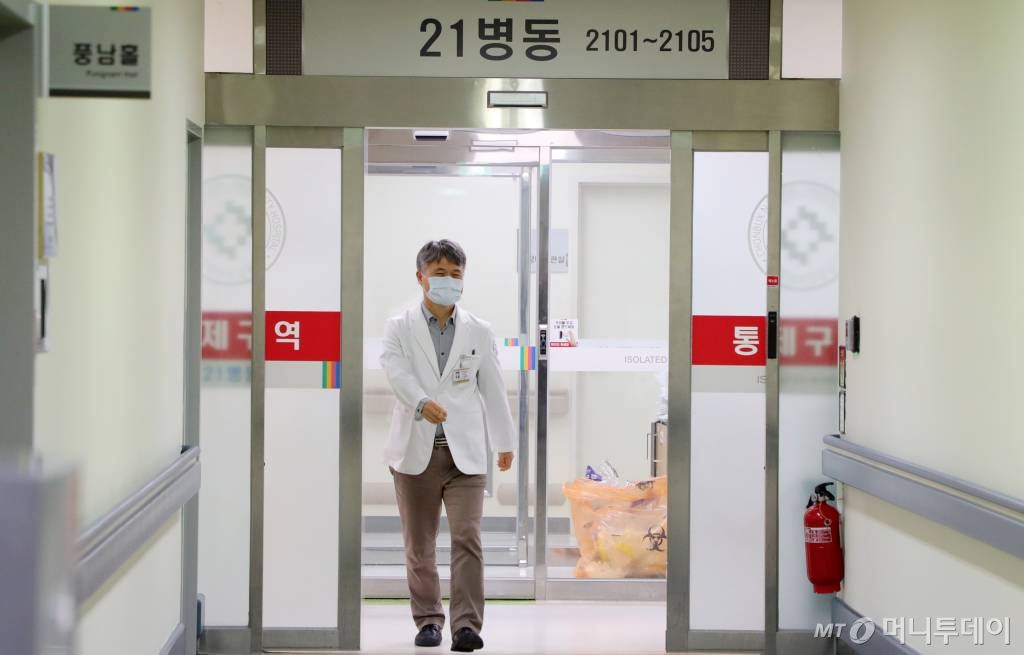 [전주=뉴시스] 김얼 기자= 전북 전주시에서 중국 우한 폐렴의 원인체로 알려진 신종 코로나바이러스 감염증 의심 환자가 발생한 22일 전북대학교 21병동에서 병원 관계자가 의심 환자가 격리 조치된 통제구역에서 빠져나오고 있다. 2020.01.22.  pmkeul@newsis.com
