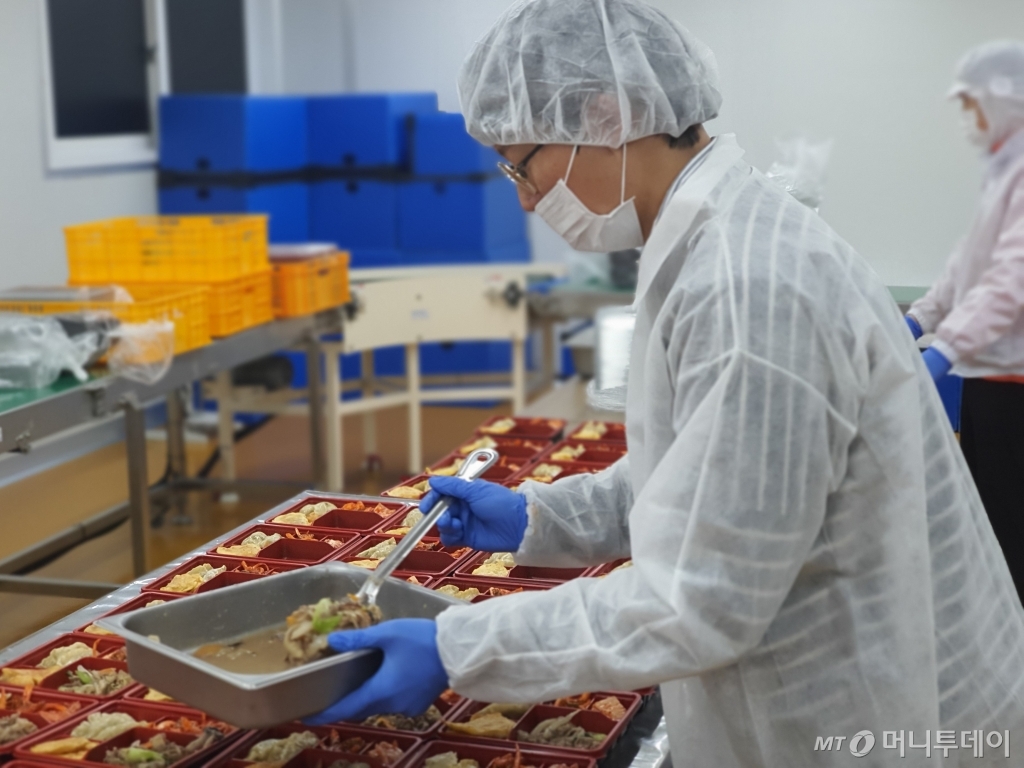 22일 서울 성북구 행복도시락 북부센터에서 기자가 직접 도시락 준비를 돕고 있다. /사진=행복도시락