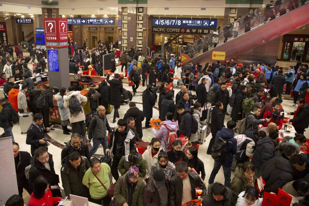 [인천공항=뉴시스]박미소 기자 = 23일 오후 인천국제공항 제1여객터미널 출국장을 찾은 승객들이 우한 신종 코로나바이러스 폐렴을 예방하기 위해 마스크를 쓰고 있다. 2020.01.23.   misocamera@newsis.com