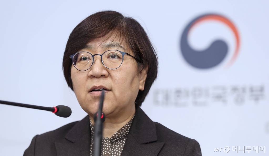 [서울=뉴시스]김병문 기자 = 정은경 질병관리본부장이 23일 오전 서울 종로구 정부서울청사 별관에서 '설 연휴 대비 신종 코로나바이러스 감염 주의 관련 브리핑'을 하고 있다. 2020.01.23.   dadazon@newsis.com