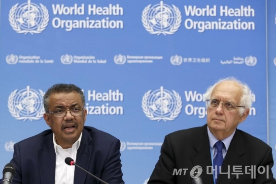 [제네바=AP/뉴시스]테드로스 아드하놈 게브레예수스(왼쪽) 세계보건기구(WHO) 사무총장과 비상위원회 디디에 위생 위원장이 22일(현지시간) 스위스 제네바 본부에서 열린 우한 폐렴 사태에 대한 긴급 위원회를 마치고 기자회견을 하고 있다. WHO는 '국제 공중보건 위기 상황' 선포 여부를 판단할 예정이었지만 그 결정을 다음 날인 23일로 연기했다. 게브레예수스 사무총장은 "국제적으로 우려되는 공중보건 위기 상황 선포에 관한 결정은 모든 증거를 적절하게 고려해 준비해야만 내릴 수 있다"고 말했다. 2020.01.23.