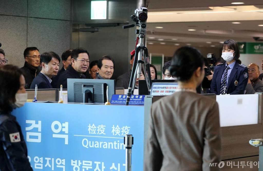 [인천공항=뉴시스]박주성 기자 = 정세균 국무총리가 설 연휴 첫날인 24일 오전 인천국제공항 제1여객터미널 입국장을 방문해 신종코로나바이러스 감염 대응 검역상황을 보고 받은 후 현장 점검을 하고 있다. 2020.01.24.   park7691@newsis.com