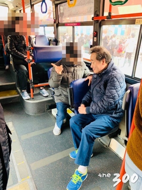 이낙연 전 국무총리가 24일 첫 공식일정을 소화하기 위해 버스를 타고 이동하는 모습. / 사진=김하늬 기자