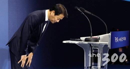 2018 남북정상회담 준비위원장인 임종석 대통령 비서실장이 17일 오전 서울 동대문디자인플라자(DDP)에 마련된 메인프레스센터에서 제3차 남북정상회담의 일정과 주요진행상황에 대해 브리핑하고 있다./사진=홍봉진