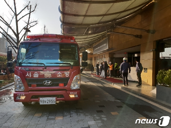 26일 오전 4시50분쯤 서울 중구 장충동의 그랜드 앰배서더 호텔 지하에서 원인을 알 수 없는 화재가 발생해 호텔 투숙객과 직원 등 580여명이 대피하고 50여명이 연기흡입 등으로 병원에 옮겨졌다.2020.1.26/뉴스1© News1 한유주 기자