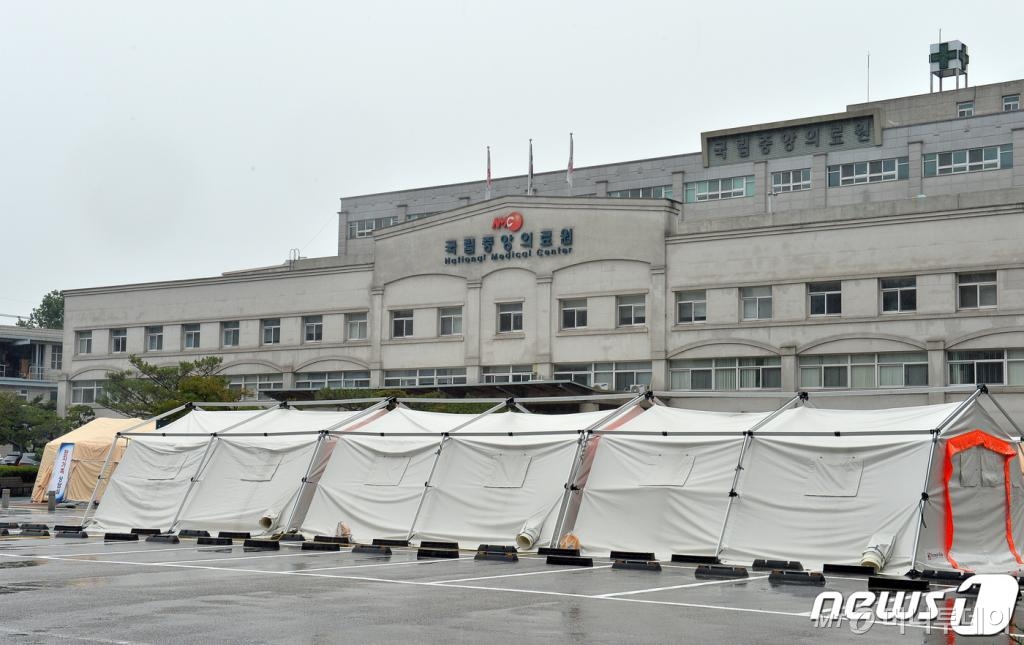 (서울=뉴스1) = 질병관리본부는 55세 한국인 남성이 국내 두 번째 우한 폐렴(신종 코로나바이러스) 확진환자로 확인됐다고 24일 밝혔다. 이 확진환자는 김포공항 귀국 게이트 검역 과정에서 열이 나고 목이 아픈 증상을 보여 능동감시 대상으로 분류됐다. 이튿날에는 보건소 선별진료를 통해 검사를 받았다. 그 결과, 신종 코로나바이러스 양성 판정을 받았다. 사진은 두 번째 우한 폐렴 확진환자가 격리돼 치료중인 국립중앙의료원 모습. (뉴스1 DB) 2020.1.24/뉴스1  <저작권자 © 뉴스1코리아, 무단전재 및 재배포 금지>