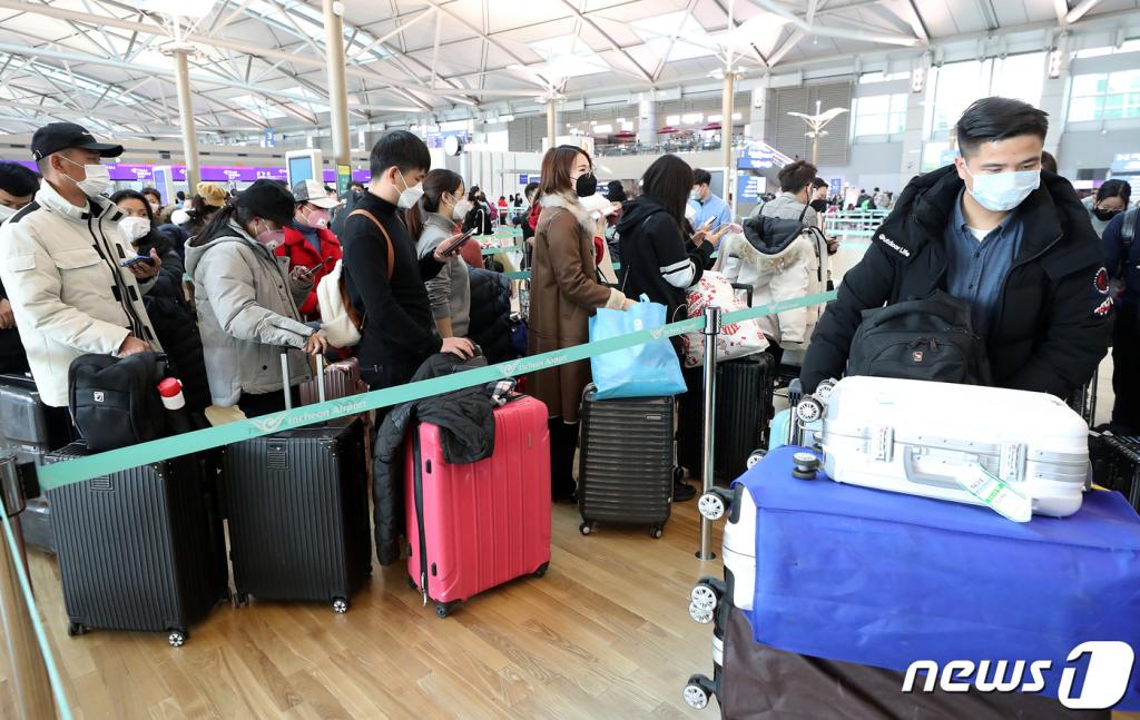 (인천공항=뉴스1) 구윤성 기자 = 설 명절 연휴를 앞두고 중국발 신종 코로나바이러스로 인한 '우한 폐렴'전염을 우려해 23일 오후 인천국제공항 제1여객터미널 출국장에서 해외 여행객들이 마스크를 쓴 채 탑승수속을 하고 있다. 2020.1.23/뉴스1  <저작권자 © 뉴스1코리아, 무단전재 및 재배포 금지>