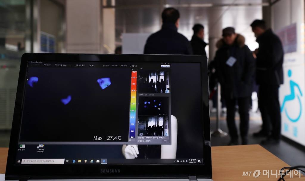 설 연휴 마지막 날인 27일 오전 서울 동작구 보라매병원에 신종 코로나 바이러스 감염대응을 위한 열 감지 센서 카메라가 설치돼 있다. / 사진=김휘선 기자 hwijpg@