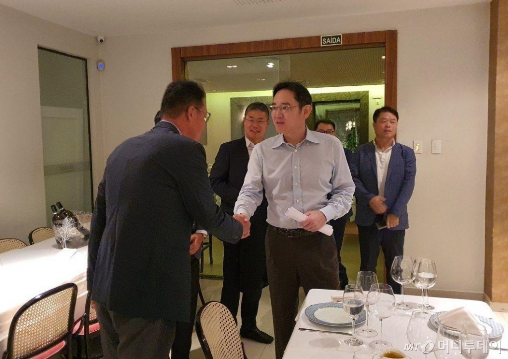 이재용 삼성전자 부회장은 설 연휴 기간에일 브라질을 찾아 명절 현장 경영을 이어갔음. 26일(마나우스 현지시간) 이재용 부회장이 브라질 현지 임직원들과 인사를 나누는 모습/사진제공=삼성전자