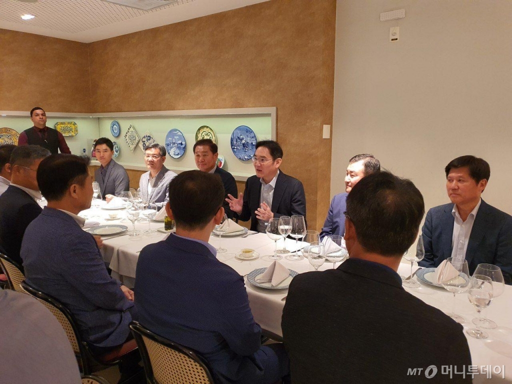 이재용 삼성전자 부회장은 설 연휴 기간에일 브라질을 찾아 명절 현장 경영을 이어갔음. 26일(마나우스 현지시간) 이재용 부회장이 브라질 현지 임직원들과 인사를 나누는 모습/사진제공=삼성전자