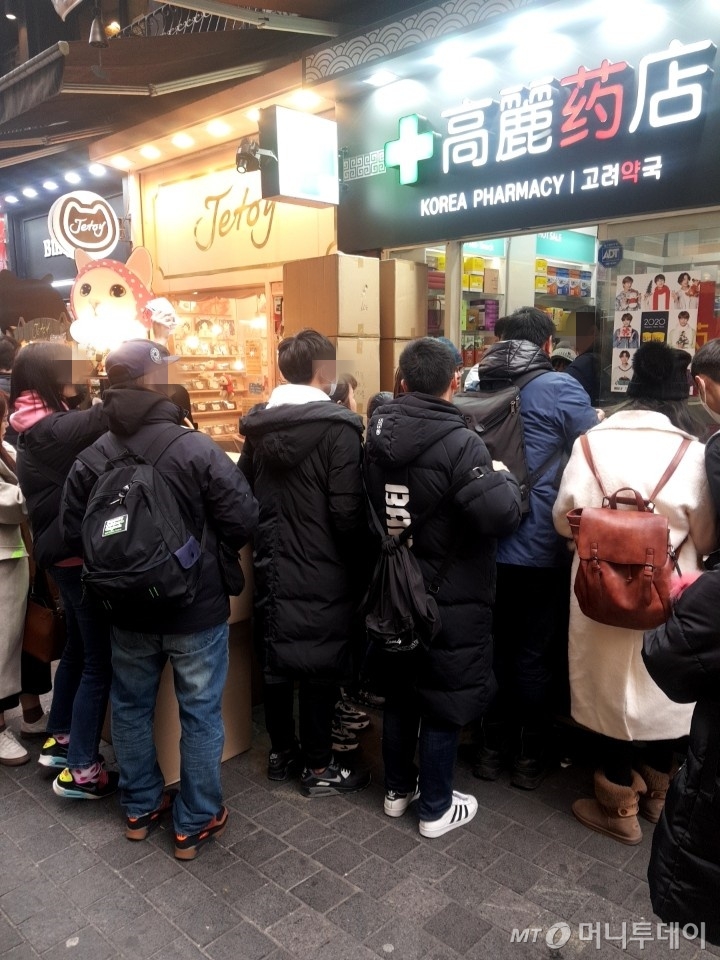 실제 약국에는 마스크를 사 가기 위해 중국인을 비롯 외국인 관광객들이 줄 서 있었다. /사진=오진영 인턴기자