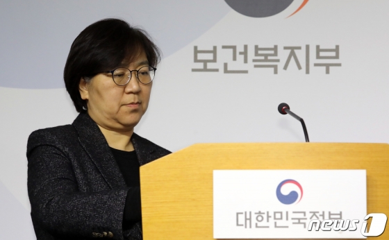 (세종=뉴스1) 장수영 기자 = 정은경 질병관리본부장이 26일 정부세종청사 보건복지부 브리핑실에서 중국 신종 코로나바이러스 관련 발표를 위해 단상으로 이동하고 있다. 질병관리본부에 의하면 세번째 확진환자는 현재 명지병원에서 격리 입원 중이며 역학조사 결과는 향후 발표할 계획이다. 이어 신종코로나바이러스 감염병이 국내로 유입될 가능성이 증대됨에 따라 중국 전역을 검역 오염지역으로 지정하고 사례정의 확대 및 감시를 강화한다고 밝혔다. 2020.1.26/뉴스1 <저작권자 ⓒ 뉴스1코리아, 무단전재 및 재배포 금지>