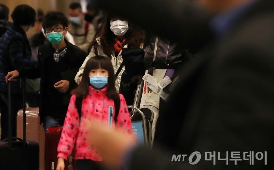 신종 코로나 바이러스 감염증인 '우한 폐렴' 네 번째 확진자가 발생한 27일 오후 인천국제공항 제1터미널에서 마스크를 쓴 관광객 및 이용객들이 입국하고 있다. / 사진=인천국제공항=김휘선 기자 hwijpg@