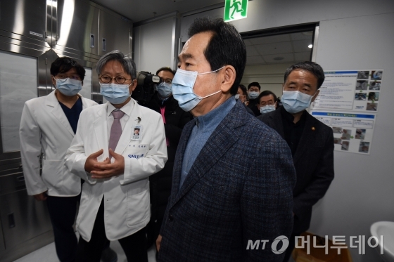 정세균 국무총리가 27일 서울 동작구 보라매병원 응급실을 찾아 신종 코로나바이러스 감염대응을 점검하고 있다. / 사진=김휘선 기자 hwijpg@