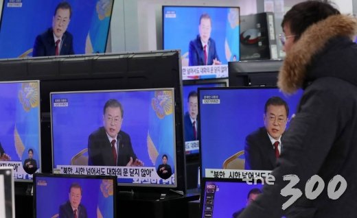 14일 오전 서울 용산구 전자랜드 TV매장에서 문재인 대통령 2020년 신년 기자회견 생중계가 틀어져있다. / 사진=김휘선 기자 hwijpg@