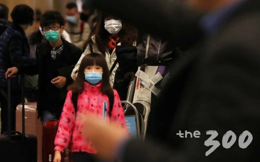 신종 코로나 바이러스 감염증인 '우한 폐렴' 네 번째 확진자가 발생한 27일 오후 인천국제공항 제1터미널에서 마스크를 쓴 관광객 및 이용객들이 입국하고 있다. / 사진=인천국제공항=김휘선 기자 hwijpg@
