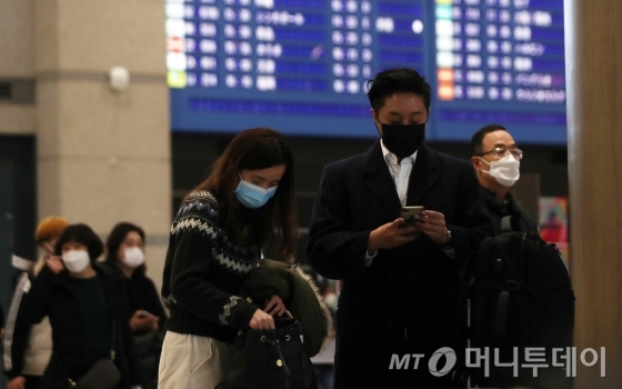 신종 코로나 바이러스 감염증인 '우한 폐렴' 네 번째 확진자가 발생한 27일 오후 인천국제공항 제1터미널에서 마스크를 쓴 관광객 및 이용객들이 입국하고 있다. / 사진=인천국제공항=김휘선 기자 hwijpg@