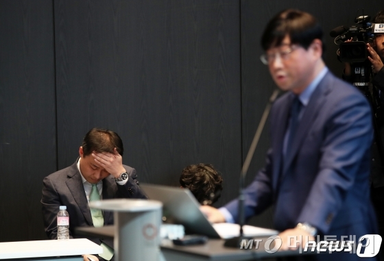 (서울=뉴스1) 오대일 기자 = 원종준 라임자산운용 대표이사가 14일 오후 서울 여의도 국제금융센터(IFC)에서 펀드 환매 연기 사태 관련 기자 간담회에서 침통한 표정을 짓고 있다. 라임자산운용은 6000억원 규모에 이어 2400억원 규모의 사모펀드 환매를 추가로 중단키로 했다. 2019.10.14/뉴스1  <저작권자 ⓒ 뉴스1코리아, 무단전재 및 재배포 금지>