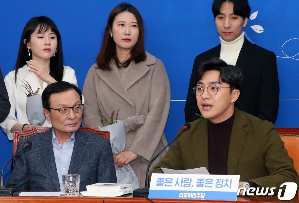 29일 오후 더불어민주당 인재영입위원회가 내년 총선을 앞두고 두 번째 영입인재로 발표한 만 26세 청년 원종건씨가 서울 여의도 국회에서 열린 인재영입 발표식에서 입당소감을 말하고 있다. 원종건씨 는 "우리 사회로부터 받은 관심과 사랑을 정치를 통해 돌려드리겠다"고 말했다./사진=뉴스1