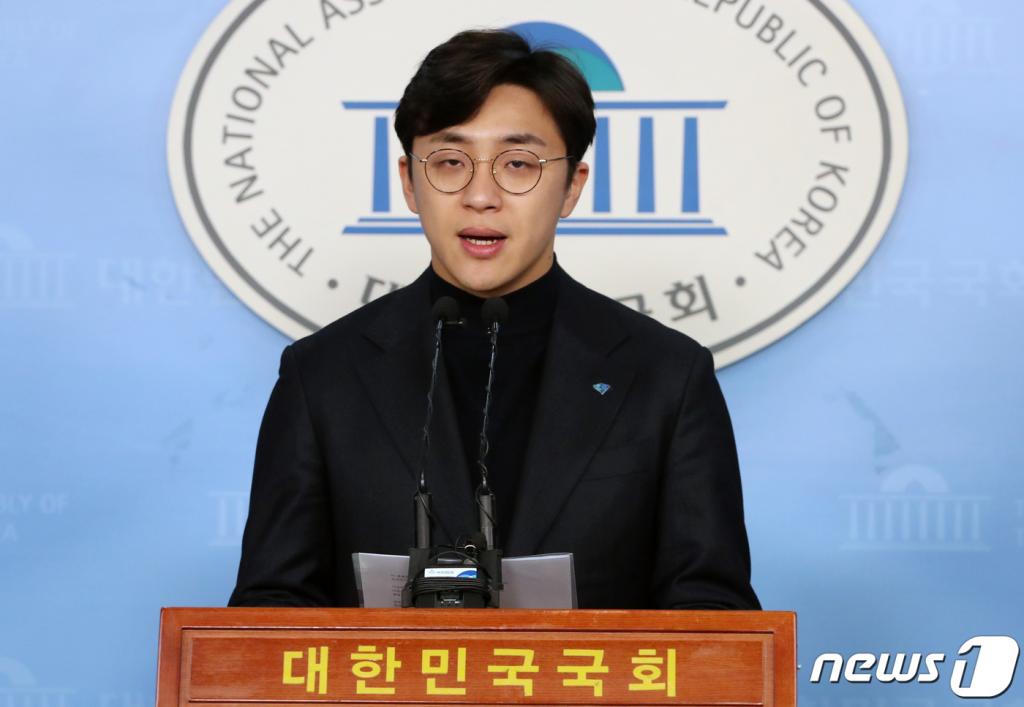 =더불어민주당 인재영입 2호인 20대 청년 원종건씨가 23일 오전 서울 여의도 국회 정론관에서 기자회견을 갖고 총선 출마선언을 하고 있다./사진=뉴스1