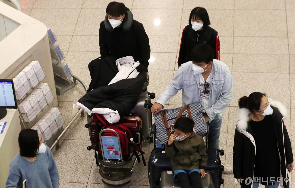 신종 코로나 바이러스 감염증인 우한 폐렴 네 번째 확진자가 발생한 27일 오후 인천국제공항 제1터미널에서 마스크를 쓴 관광객 및 이용객들이 입국하고 있다. / 사진=인천국제공항=김휘선 기자 hwijpg@