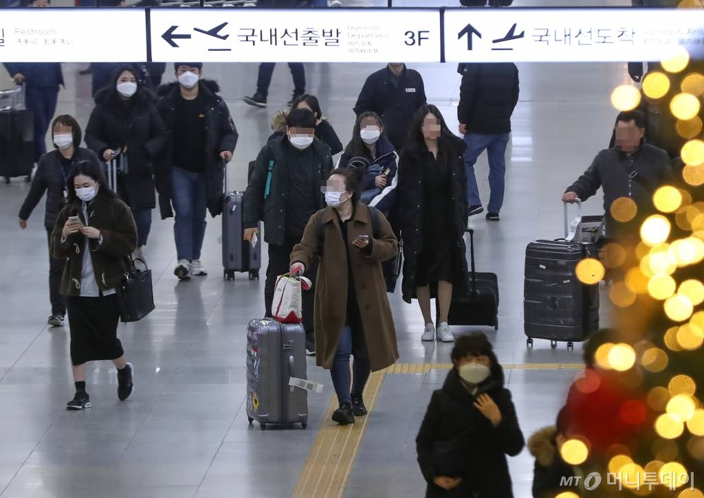 [제주=뉴시스]우장호 기자 = '우한 폐렴'으로 불리는 중국발 신종 코로나바이러스가 무서운 속도로 퍼지고 있는 가운데 28일 제주국제공항에 마스크를 쓴 이용객들이 이동하고 있다. 2020.01.28.   woo1223@newsis.com