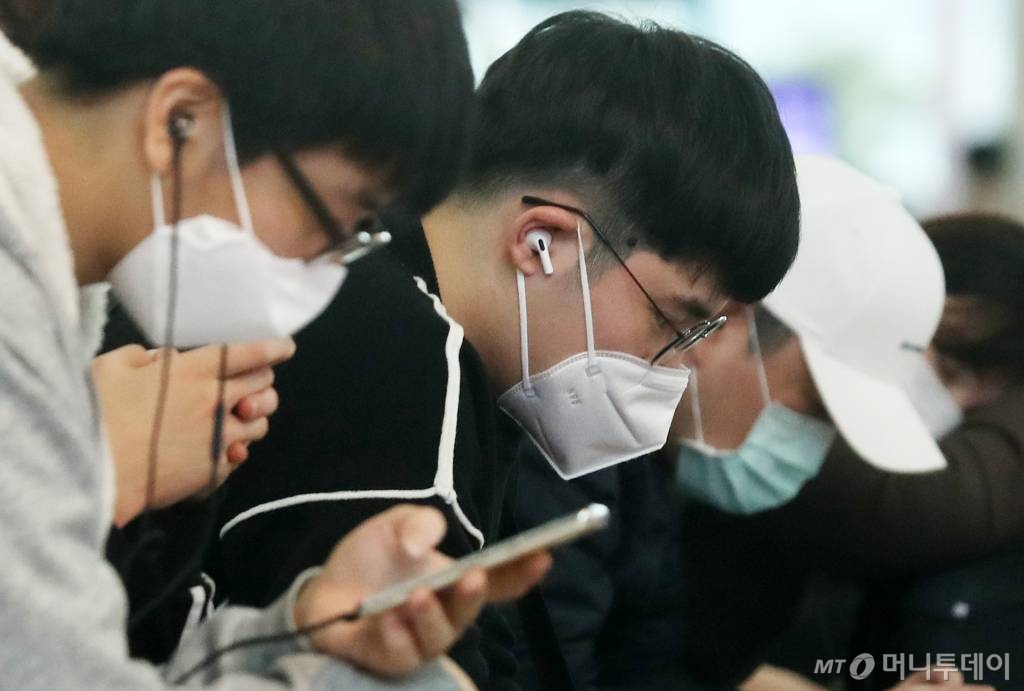 설 연휴 마지막 날인 27일 오후 인천국제공항 제1여객터미널 입국장에서 관광객 및 이용객들이 마스크를 쓴 채 대기하고 있다. / 사진=인천국제공항=김휘선 기자 hwijpg@