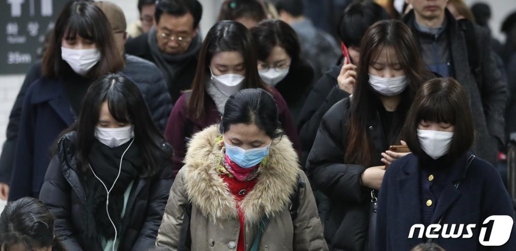 (28일 서울 영등포구 신도림역에서 우한폐렴(신종 코로나바이러스 감염증) 예방을 위해 마스크를 쓴 시민들이 출근하고 있다. 질병관리본부는 중국에 다녀와 발열과 기침 등 호흡기 증상이 있을 경우 일반 의료기관에 가기보다는 질본 콜센터에 신고하거나 선별진료소에 방문해달라고 당부한다. /사진=뉴스1