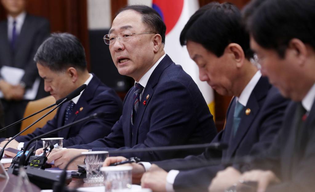 홍남기 경제부총리 겸 기획재정부 장관이 28일 오전 종로구 서울정부청사에서 열린 '신종 코로나바이러스 관련 방역 예산지원 및 경제영향 최소화 점검을 위한 긴급 관계장관회의'에 참석해 모두발언을 하고 있다. / 사진=김휘선 기자 hwijpg@