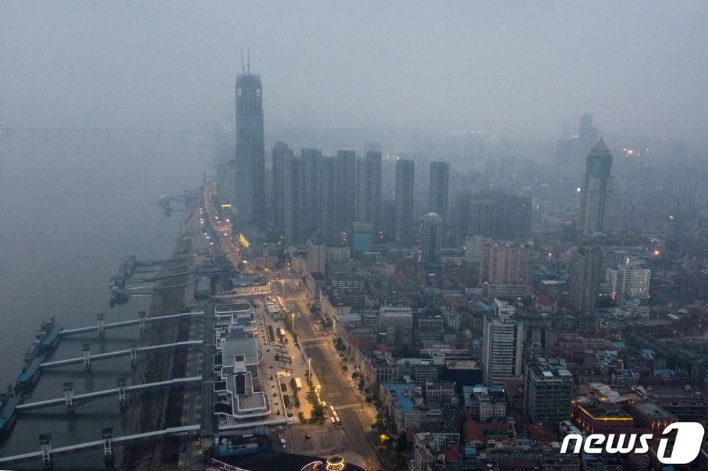 (우한 AFP=뉴스1) 우동명 기자 = 27일(현지시간) 신종 코로나바이러스 감염증인 '우한 폐렴'의 발원지인 후베이성 우한의 즐비한 건물 사이에도 인적이 끊긴 모습이 보인다.   © AFP=뉴스1  <저작권자 © 뉴스1코리아, 무단전재 및 재배포 금지>