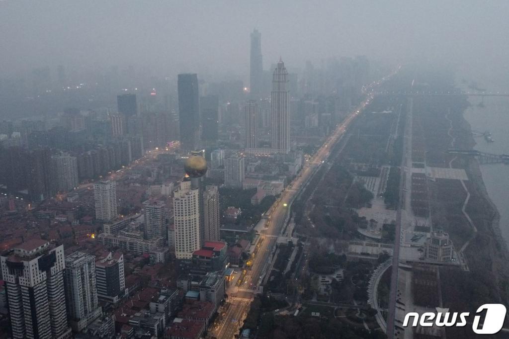 27일(현지시간) 신종 코로나바이러스 감염증인 '우한 폐렴'의 발원지인 후베이성 우한의 즐비한 건물 사이에도 인적이 끊긴 모습이 보인다../사진=AFP=뉴스1