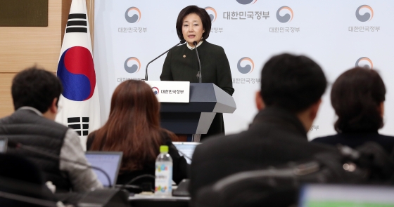 박영선 중소벤처기업부 장관이 지난 8일 오전 서울 종로구 정부서울청사 별관 브리핑실에서 경북 포항시 영일만 일대 'GS건설 배터리 리사이클 제조시설 구축' 관련 브리핑을 하고 있다.&nbsp;GS건설은 배터리 리사이클 사업을 신성장사업으로 추진하고 향후 3년간 포항 영일만 4산업단지 일대 36,000평 부지에 토지매입(180억원), 배터리 재활용 생산공장 건설(300억원), 기계설비구축(520억원) 등 총 1,000억원을 투자할 계획이다. / 사진=김창현 기자 chmt@