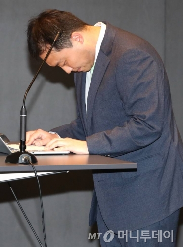  원종준 라임자산운용 대표이사가 14일 오후 서울 여의도 IFC에서 최근 6200억원 규모의 사모펀드 환매 중단 사태 관련 브리핑에 앞서 인사하고 있다. / 사진=이기범 기자 leekb@